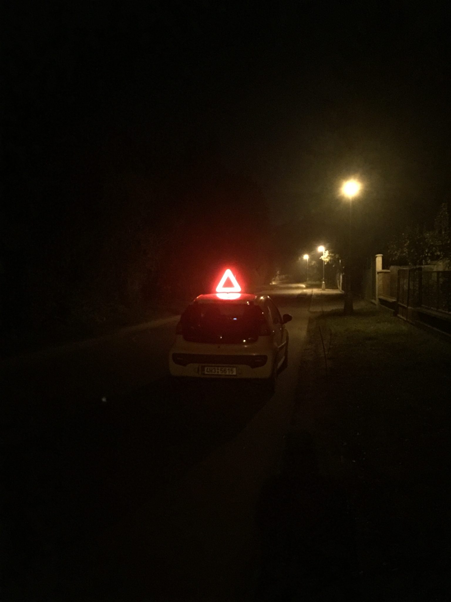 Výstražný trojúhelník svítící v noci