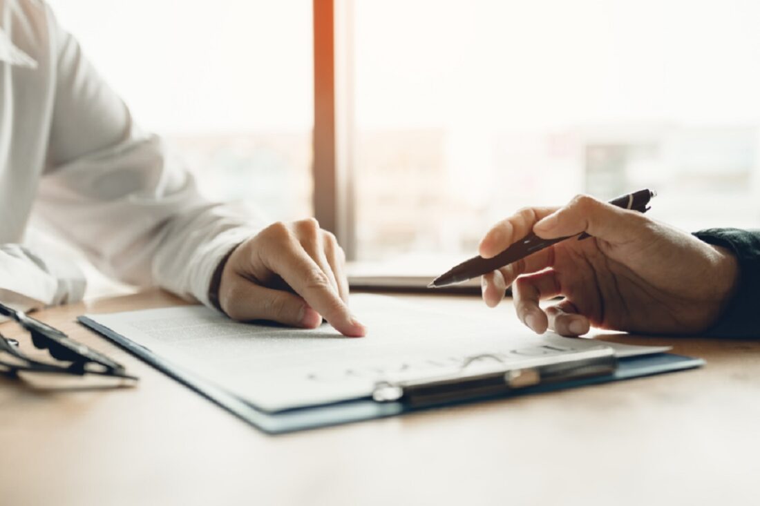 Business,Advisor,Financial,Man,Pointing,On,Contract,Paper,To,Customer