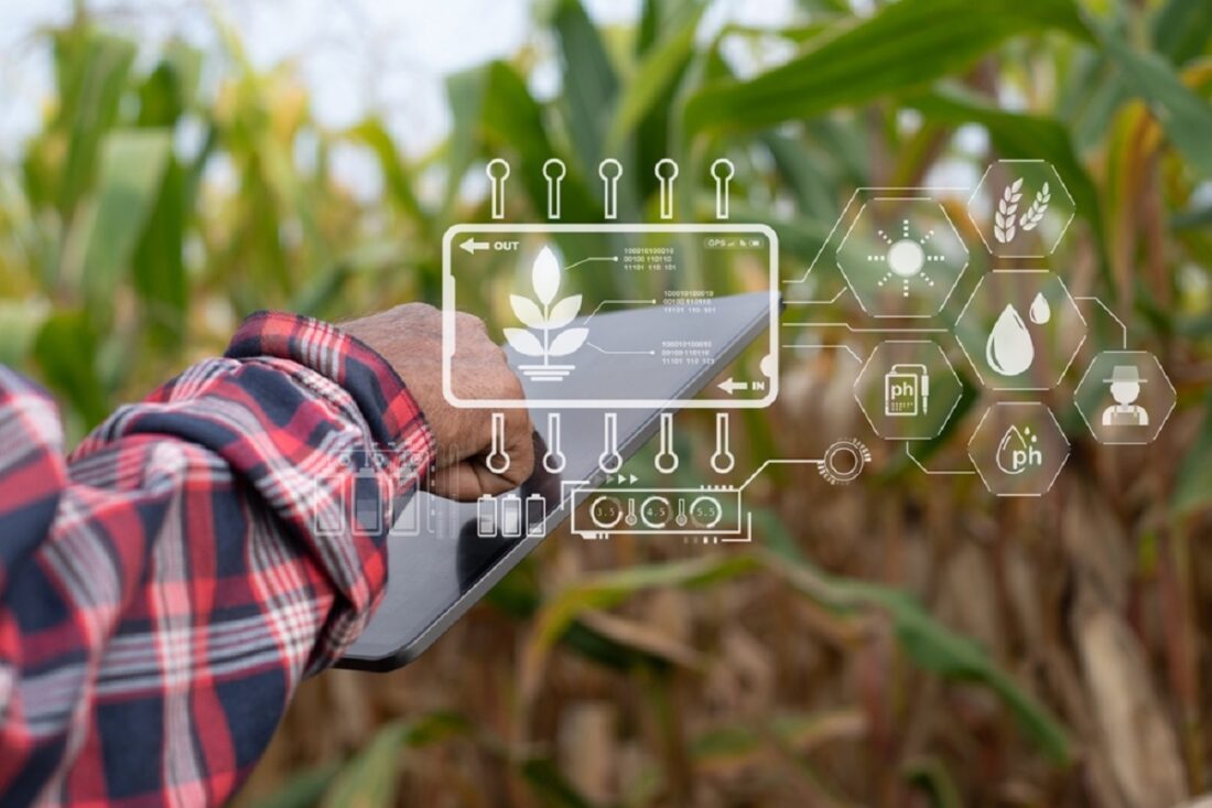 Concept,Of,Smart,Farmer,Using,Laptop,Computer,In,The,Field