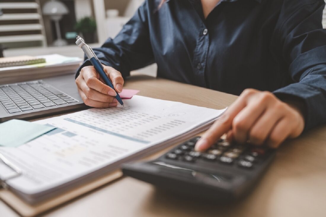 Accountant,Used,A,Calculator,Financial,Analysis,Managing,Payroll,Tax,Accounting