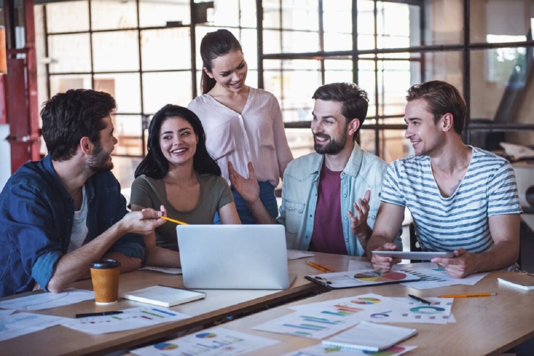 Beautiful,Young,Business,People,In,Casual,Clothes,Are,Using,A