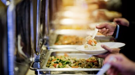 Stravování zaměstnanců v roce 2026: možnosti a daňové dopady