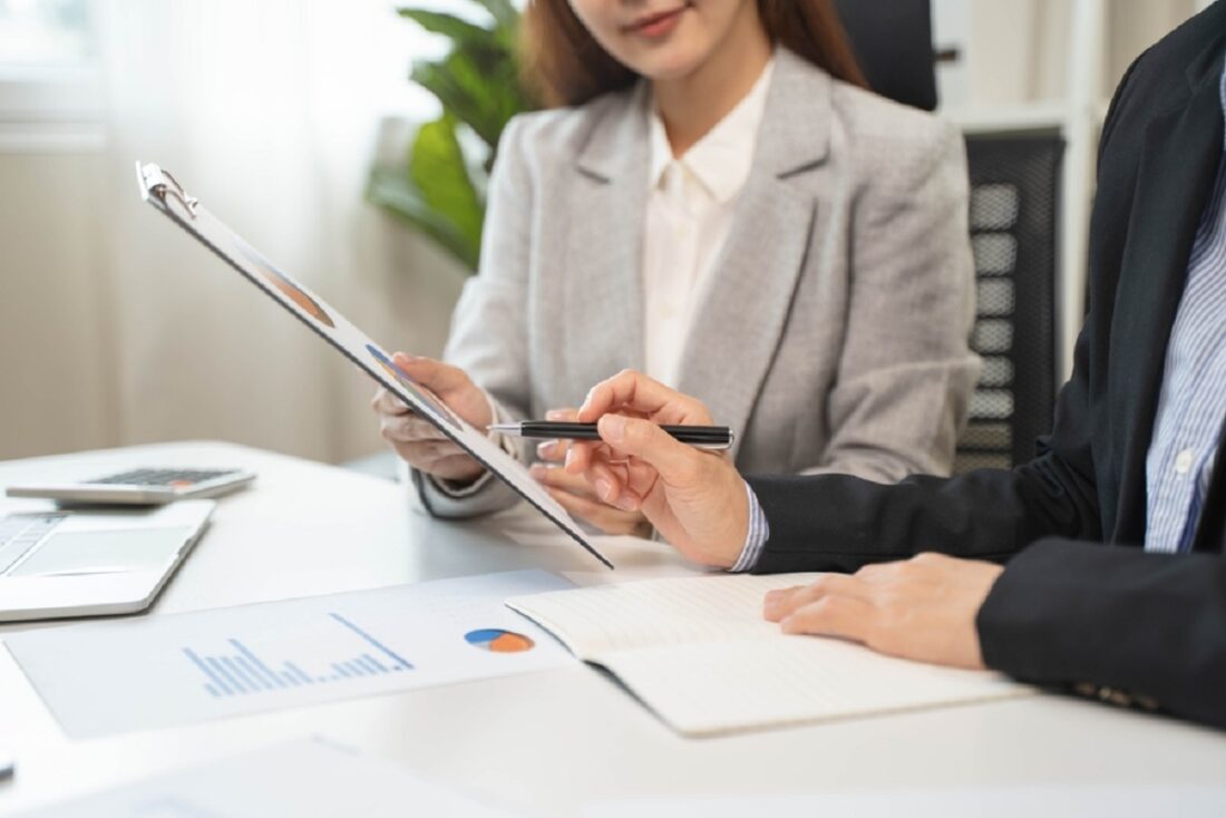 Financial,Consult,Planning,Investor,Asses,And,Present,To,Client,,Close