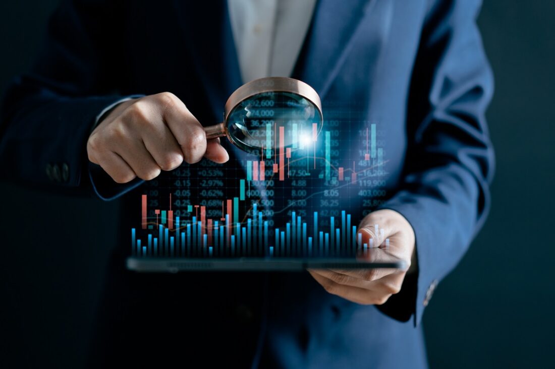 Businesswomen,Use,Magnifier,Glass,Find,Stock,In,Stock,Markets,,Uptrends,