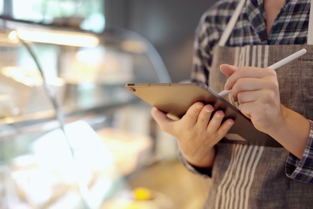 Caucasian,Female,Restaurant,Or,Coffee,Shop,Staff,Inspecting,A,Bakery
