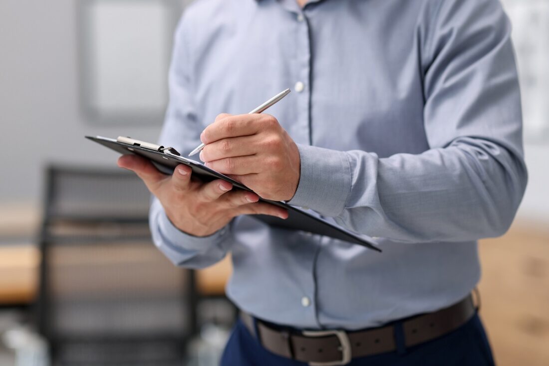 Real,Estate,Appraisal.,Inspector,With,Clipboard,Conducting,Property,Valuation,At